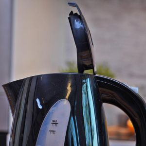 Електрическа кана ROSBERG R51230B, 2200W, 1.7 литра, безжична, Черна