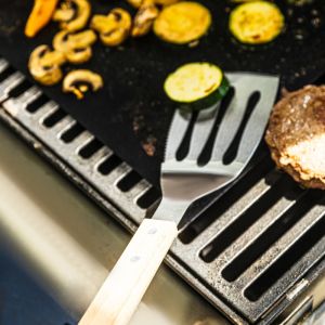 Комплект 3 бр прибори за барбекю Kinghoff KH 1918, Шпатула, Щипка, Влица, Дървени дръжки, Примки за окачване, Инокс/кафяв