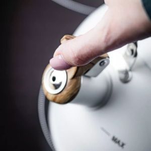 Свирещ чайник Kinghoff KH 1860, 2.5 л, Индукция, Дървена дръжка, Бял