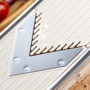 Ренде за зеленчуци Kinghoff KH 2006, Регулируема дебелина, V-образни остриета, Жулиен 5 мм, Бежов/Сив