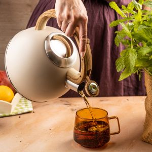 Свирещ чайник Klausberg KB 7913, 2.5 л, Дръжка с дървесен ефект, Индукция, Бежов