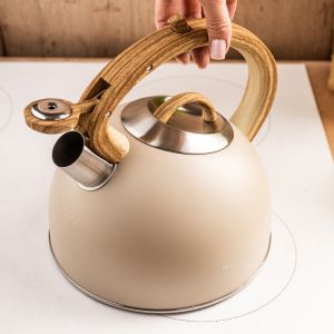 Свирещ чайник Klausberg KB 7913, 2.5 л, Дръжка с дървесен ефект, Индукция, Бежов