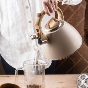 Свирещ чайник Klausberg KB 7954, 2.5 л, Неръждаема стомана, Топлоизолирана дръжка с дървесен ефект, Индукция, Бежов/кафяв