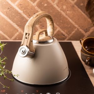 Свирещ чайник Klausberg KB 7954, 2.5 л, Неръждаема стомана, Топлоизолирана дръжка с дървесен ефект, Индукция, Бежов/кафяв