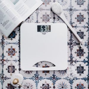 Кантар Adler AD 8193, До 250 кг, LCD, Индикатори за батерия и претоварване, Неплъзгащ се, Бял