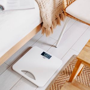 Кантар Adler AD 8193, До 250 кг, LCD, Индикатори за батерия и претоварване, Неплъзгащ се, Бял