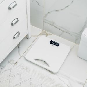 Кантар Adler AD 8193, До 250 кг, LCD, Индикатори за батерия и претоварване, Неплъзгащ се, Бял