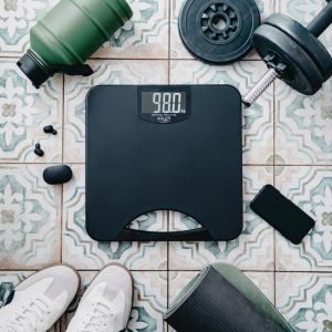 Кантар Adler AD 8193, До 250 кг, LCD, Индикатори за батерия и претоварване, Неплъзгащ се, Черен