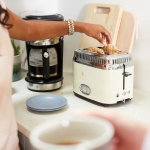 Тостер за хляб Russell Hobbs Retro Vintage Cream 21682-56, 1300W, 2 филийки, 6 нива, Ретро индикаторна скала, Lift & Look, Бързо препичане, Кремав/инокс