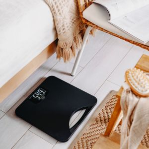 Кантар Adler AD 8193, До 250 кг, LCD, Индикатори за батерия и претоварване, Неплъзгащ се, Черен