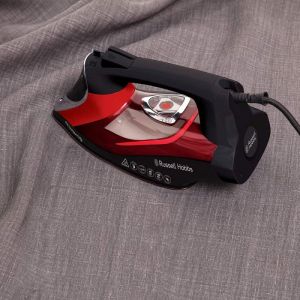 Ютия Russell Hobbs One Temperature 25090-56, 2600 W, Керамична плоча, Една оптимална температура, Самопочистване, 0.35 l, Червен/черен